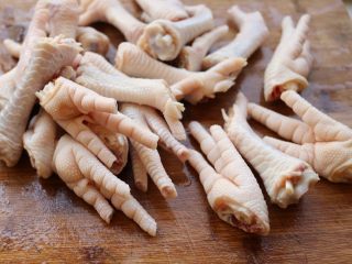 9、酱汁焖锅,鸡爪剪去指甲，剁成两半。