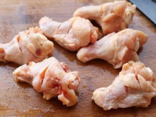 11、酱汁焖锅,鸡翅根表面也打花刀。