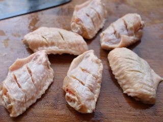 10、酱汁焖锅,鸡翅表面打花刀。