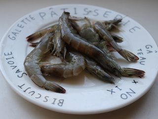 12、酱汁焖锅,虾挑去虾线，剪去虾须。