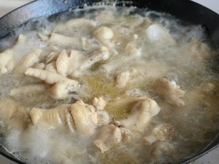 13、酱汁焖锅,锅内加水，冷水加入鸡翅和鸡爪，水开后再煮3分钟，洗净浮沫待用。