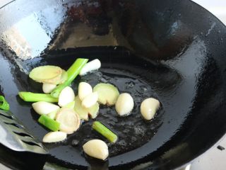 14、酱汁焖锅,炒锅放少许油，下入葱姜蒜爆香。