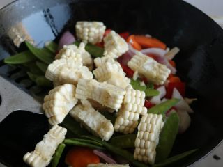 15、酱汁焖锅,下入蔬菜，这一步炒的有胡萝卜，部分荷兰豆，圆葱和玉米。