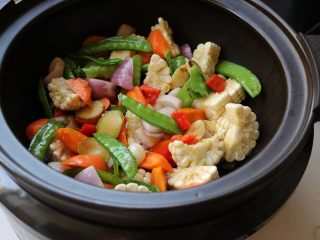 17、酱汁焖锅,炒好的蔬菜放入苏泊尔电砂锅里，铺在下面。