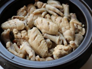 18、酱汁焖锅,把绰过水的肉类也铺上去。