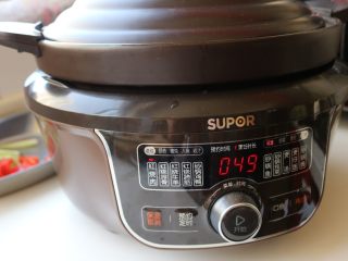 19、酱汁焖锅,苏泊尔电砂锅，选择红烧肉功能，需要50分钟时间。