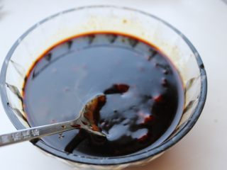 20、酱汁焖锅,调一碗焖汁，我用了蚝油，番茄酱，老抽，生抽，豆瓣酱，蒸鱼豉油，白糖，分量差不多1:1，再加适量水，搅拌均匀。盐就酌情加吧，酱类都有盐味，差不