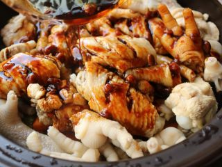 21、酱汁焖锅,把调好的料汁浇在上面。