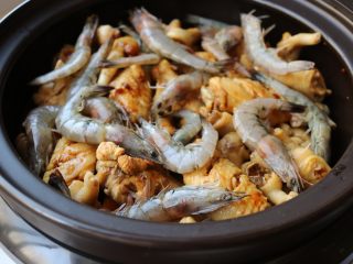 22、酱汁焖锅,大约30分钟后，加入虾，继续焖。