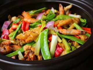 24、酱汁焖锅,时间到，满满一锅，真的好满足。为了好看，荷兰豆我是绰水后直接铺在上面哒。这样看起来会更漂亮更有食欲。