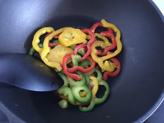 5、美味的牛排披萨,炒至5分熟就可以了。