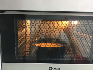 15、美味的牛排披萨,然后放入预热好的烤箱中进行烘烤定型,温度为180度,时间为5分钟。