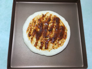 18、美味的牛排披萨,表面刷一层披萨酱。