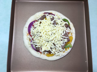 21、美味的牛排披萨,最后再撒上一层马苏里拉芝士碎。