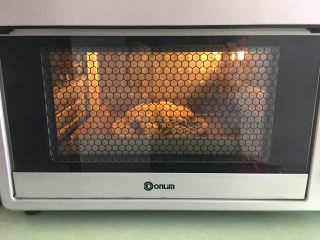 23、美味的牛排披萨,放入预热好的烤箱中进行烘烤,温度为190度,时间为20分钟。