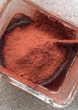 2、日式摩卡海绵蛋糕,筛入可可粉搅拌至均匀无颗粒，过筛备用。