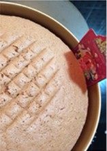 11、日式摩卡海绵蛋糕,倒扣晾凉至微温时即可脱模，用一张名片或干净硬挺的纸片沿四周划一圈。