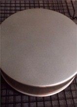 10、日式摩卡海绵蛋糕,入炉30分钟后，用牙签插入蛋糕内部，抽出牙签上是干爽的说明蛋糕成熟，取出倒扣。