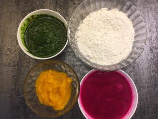 1、宝宝辅食之卡通彩色面片,准备好所有食材