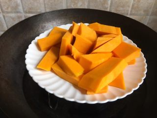 5、宝宝辅食之卡通彩色面片,南瓜去皮切块上锅蒸熟，压成泥