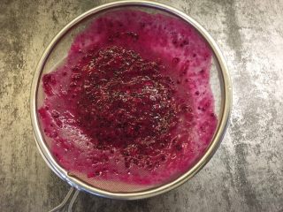 7、宝宝辅食之卡通彩色面片,直接放入料理机打成泥，过筛去掉火龙果籽