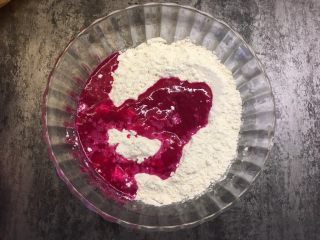 8、宝宝辅食之卡通彩色面片,将火龙果汁倒入面粉中