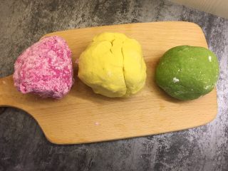 10、宝宝辅食之卡通彩色面片,揉捏成团，同理制作南瓜面团和菠菜面团