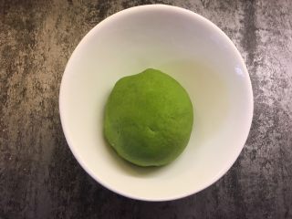 12、宝宝辅食之卡通彩色面片,醒好后取一个菠菜面团，反复揉捏成光滑的面团