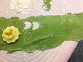 14、宝宝辅食之卡通彩色面片,用模具压卡通图案