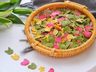 19、宝宝辅食之卡通彩色面片,放入保鲜袋保存即可