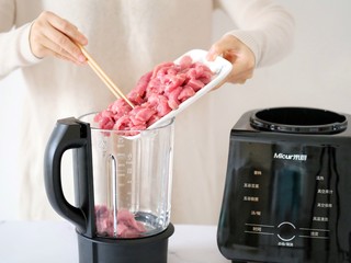 3、猪肉脯,将猪肉块倒入破壁机的搅拌杯内