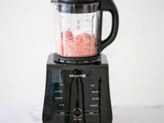 4、猪肉脯,按启动按钮，然后选择你想要的速度和时间，将猪肉打至细腻的肉糜状态