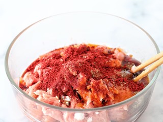 5、猪肉脯,在肉糜中调入糖、料酒、蚝油、鸡精、盐、黑胡椒粉、生抽、老抽和红曲粉