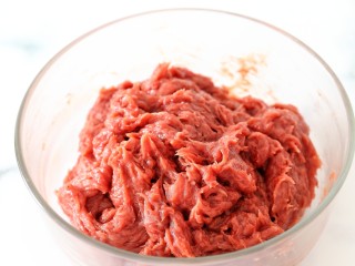 6、猪肉脯,搅拌均匀后腌制半个小时