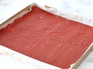 8、猪肉脯,然后揭去上面的油纸，将擀好的肉脯放进烤盘内