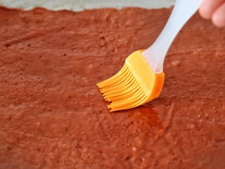 11、猪肉脯,十分钟后肉脯已经定型，取出来两面都刷上蜂蜜水，再重新放入烤箱继续烤约十分钟