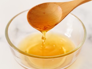 10、猪肉脯,利用烤肉脯的时间将蜂蜜放入小碗中，再调入适量清水搅拌均匀，不要调的太稀了