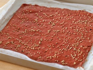 12、猪肉脯,到时间后取出两面还是刷蜂蜜水，然后撒上适量芝麻，放进烤箱最后烤约5分钟，全程烤约25-30分钟