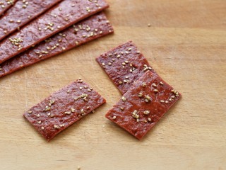 13、猪肉脯,将烤好后的肉脯取出晾凉，然后切片食用即可