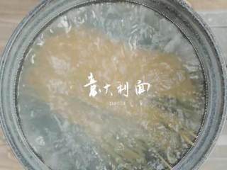 3、波士顿龙虾意面&焦糖烤布丁 ,将意大利面放入锅中，煮15分钟