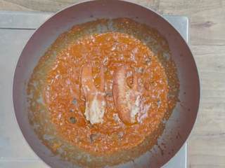 7、波士顿龙虾意面&焦糖烤布丁 ,另一部分虾肉切成小块，将虾肉块和虾钳肉放入酱汁中翻炒