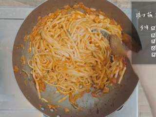 9、波士顿龙虾意面&焦糖烤布丁 ,将意面放入锅中，加入适量辣椒粉、芝士粉、黑胡椒粉翻炒
