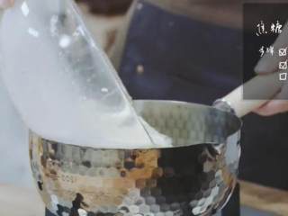 12、波士顿龙虾意面&焦糖烤布丁 ,将搅拌好的液体倒入锅中，小火加热至沸腾，边煮边搅拌，煮好过筛