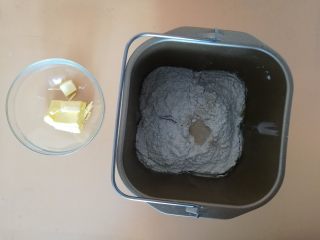 1、水果鱼面包,1.所有材料除黄油外放入面包机，第一次揉面