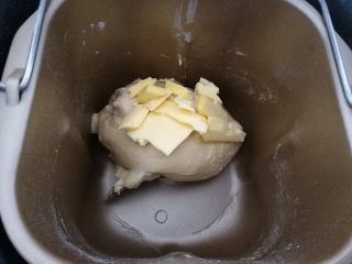 2、水果鱼面包,2.第一个揉面程序结束后，放入黄油继续揉至薄膜状态。