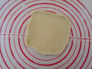 6、水果鱼面包,6.大面团擀成圆形！