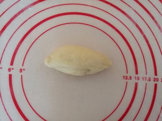 7、水果鱼面包,7.搓成橄榄球形状。