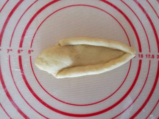 9、水果鱼面包,9.擀开的面团，卷起来！如图所示