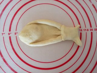 10、水果鱼面包,10.小面团做成鱼尾巴形状，接口处捏紧。