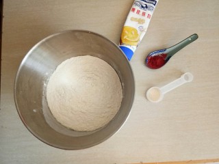 1、萌萌的小猪包,准备好面粉、炼乳、酵母、红曲。